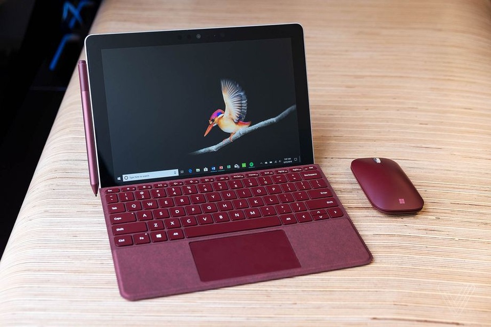 Microsoft lần đầu trình làng máy tính bảng Surface cỡ nhỏ, giá rẻ - 2 Surface Go có thiết kế tương đồng với các mẫu Surface khác trước đây