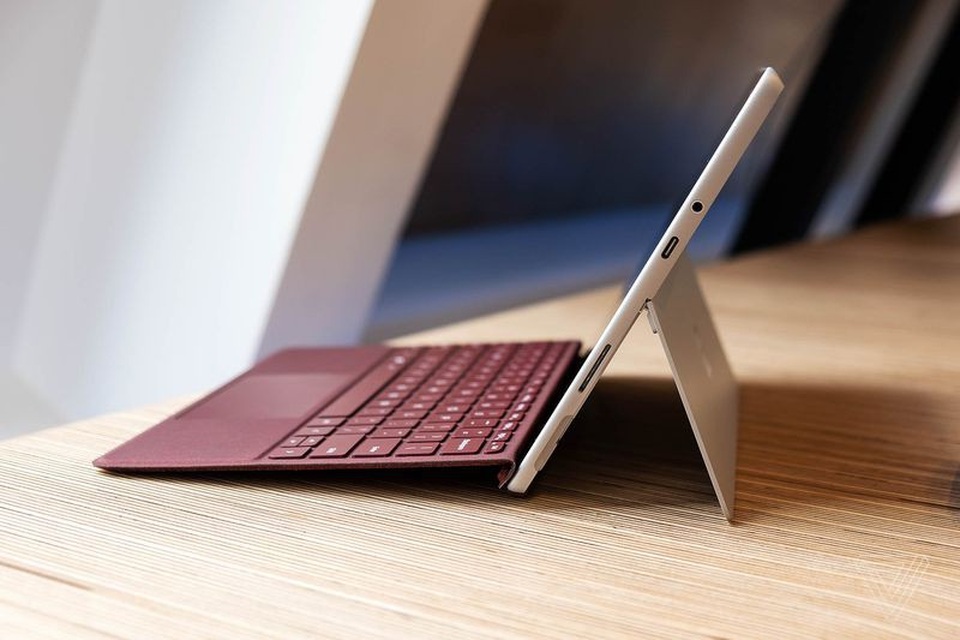 Microsoft lần đầu trình làng máy tính bảng Surface cỡ nhỏ, giá rẻ - 4 Giá đỡ màn hình phía sau, thiết kế quen thuộc trên các mẫu Surface