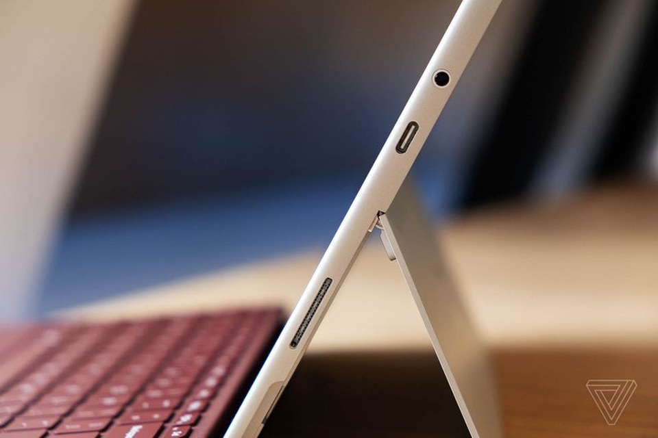 Microsoft lần đầu trình làng máy tính bảng Surface cỡ nhỏ, giá rẻ - 5 Các cổng kết nối trên sản phẩm