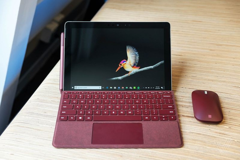 Microsoft lần đầu trình làng máy tính bảng Surface cỡ nhỏ, giá rẻ - 6 Kết nối với bàn phím ngoài để trở thành chiếc laptop hoàn chỉnh