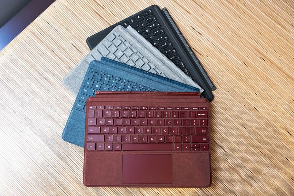 Microsoft lần đầu trình làng máy tính bảng Surface cỡ nhỏ, giá rẻ - 7 Bàn phím ngoài của Surface Go tích hợp trackpad với kích thước lớn