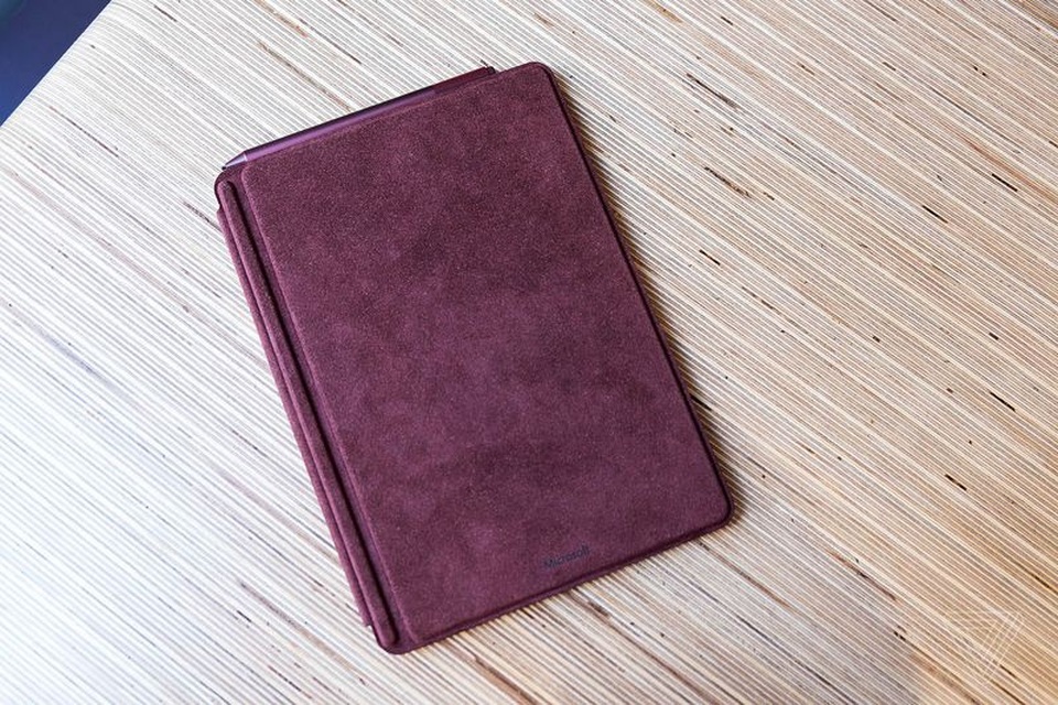 Microsoft lần đầu trình làng máy tính bảng Surface cỡ nhỏ, giá rẻ - 8 Bàn phím ngoài kiêm luôn chức năng lớp vỏ bảo vệ