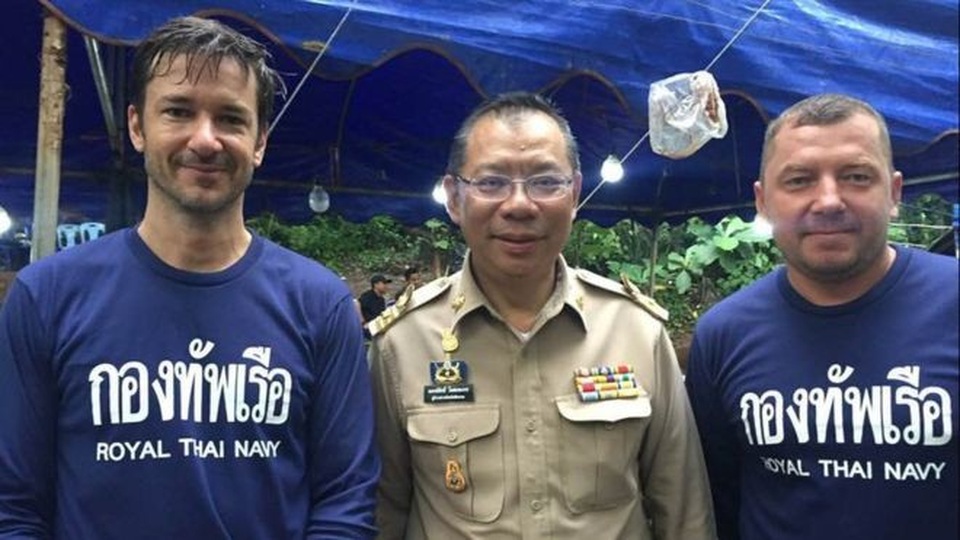 Những người hùng mang lại ánh sáng cho đội bóng Thái Lan - 6 Ben Reymenants chụp ảnh cùng chỉ huy chiến dịch cứu hộ Narongsak Osotthanakorn. (Ảnh: Facebook)