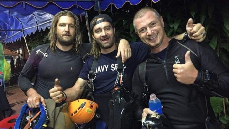 Những người hùng mang lại ánh sáng cho đội bóng Thái Lan - 9 Erik Brown (trái), Mikko Paasi (giữa) và Claus Rasmussen (phải) chụp ảnh cùng nhau để ăn mừng sau khi hoàn thành chiến dịch giải cứu. (Ảnh: Facebook)