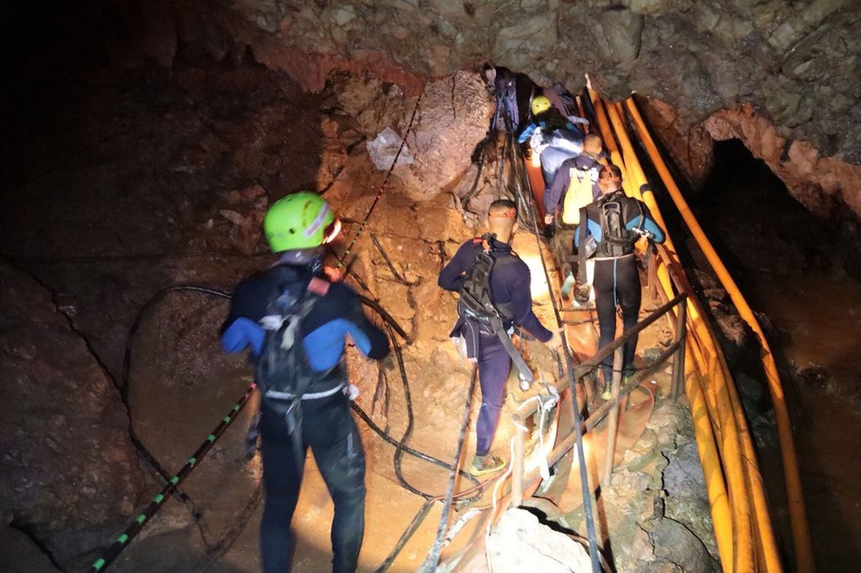 18 ngày kỳ tích Tham Luang: Cuộc chiến vượt lên nghịch cảnh - 1 Các thợ lặn tiến vào hang Tham Luang giải cứu đội bóng (Ảnh: Reuters)