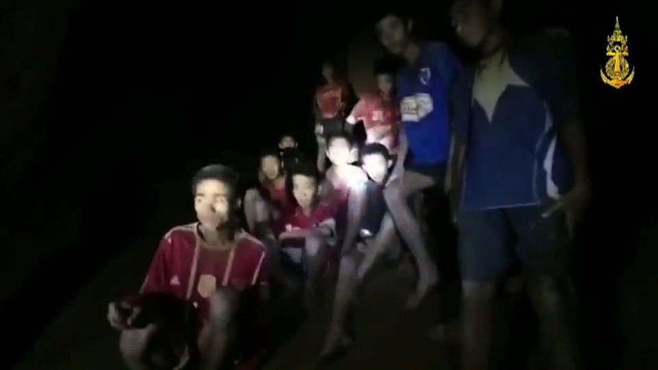 Cầu thủ nhí Thái Lan kể về chuyến đi định mệnh ở hang Tham Luang - 1
Đội bóng được tìm thấy sống sót hôm 2/7. (Ảnh: ThaiNavy SEAL)
