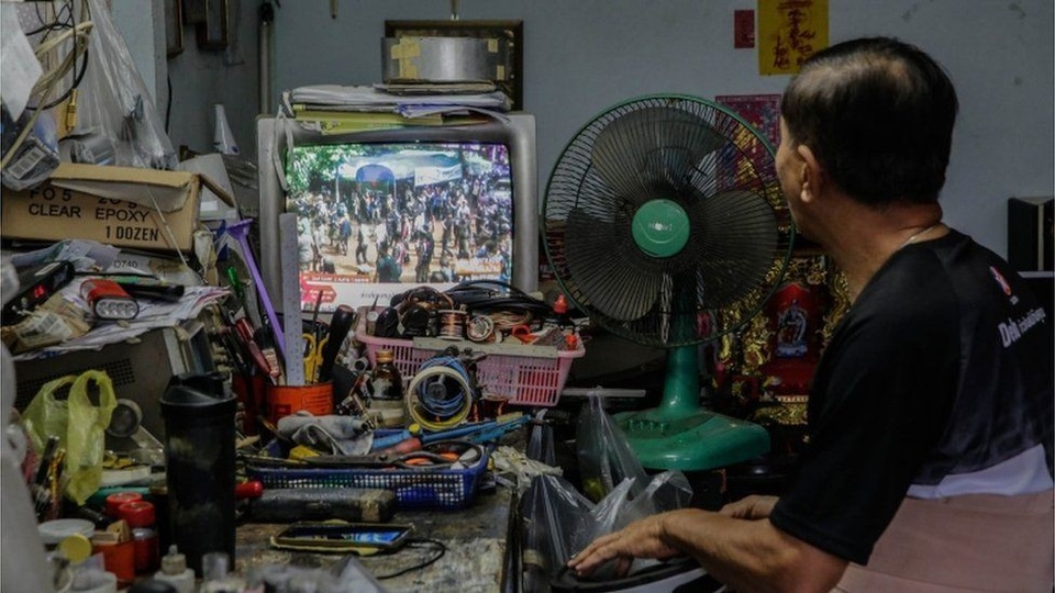 Toàn cảnh cuộc giải cứu "nghẹt thở" đội bóng Thái Lan - 16
Và là mối quan tâm suốt hơn 2 tuần qua của người dân Thái Lan. (Ảnh: Getty)