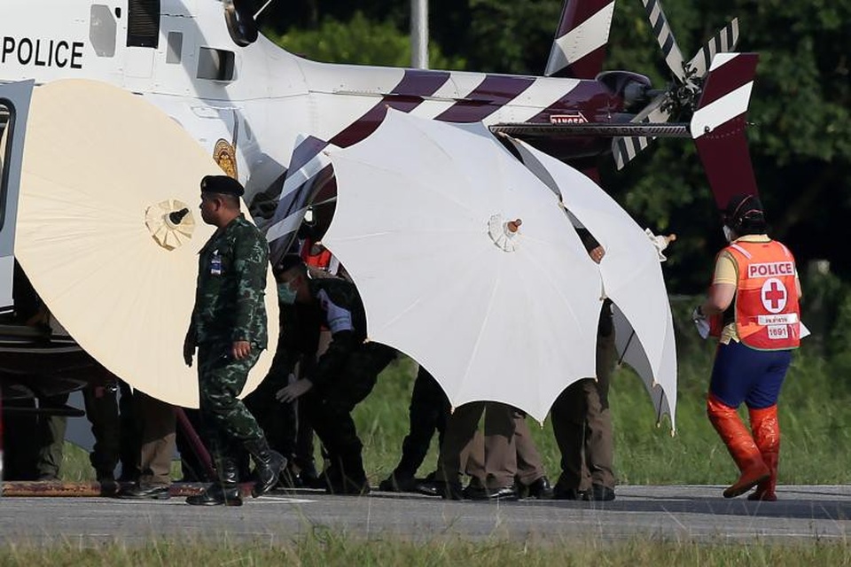 Toàn cảnh cuộc giải cứu "nghẹt thở" đội bóng Thái Lan - 26
Ngày giải cứu thứ hai, 18 thợ lặn tiếp tục giải cứu thành công 4 cầu thủ nữa của đội bóng. Các em được che chắn kỹ càng khi ra khỏi hang. (Ảnh: Reuters)