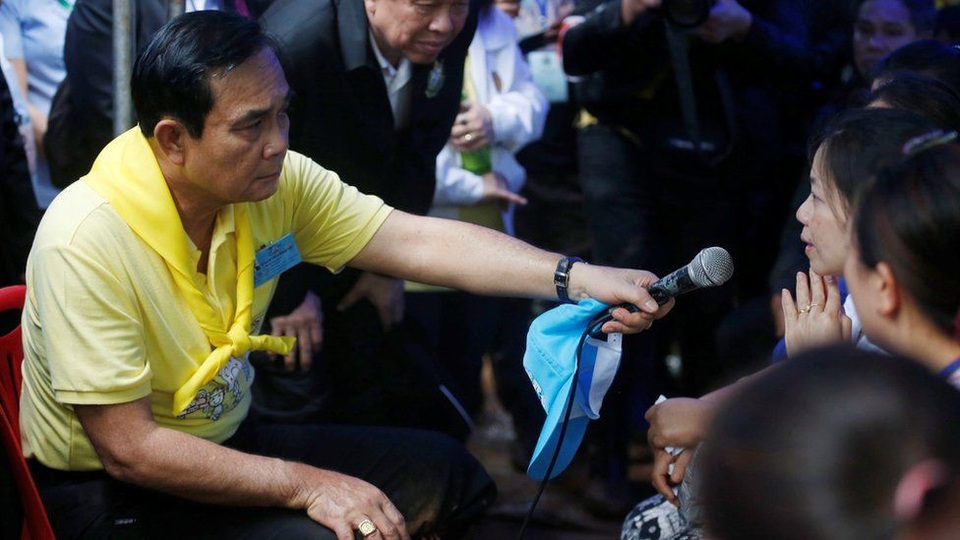 Toàn cảnh cuộc giải cứu "nghẹt thở" đội bóng Thái Lan - 28
Thủ tướng Thái Lan Prayuth Chan-ocha cũng đã tới thăm hỏi người thân của các cầu thủ. (Ảnh: Reuters)