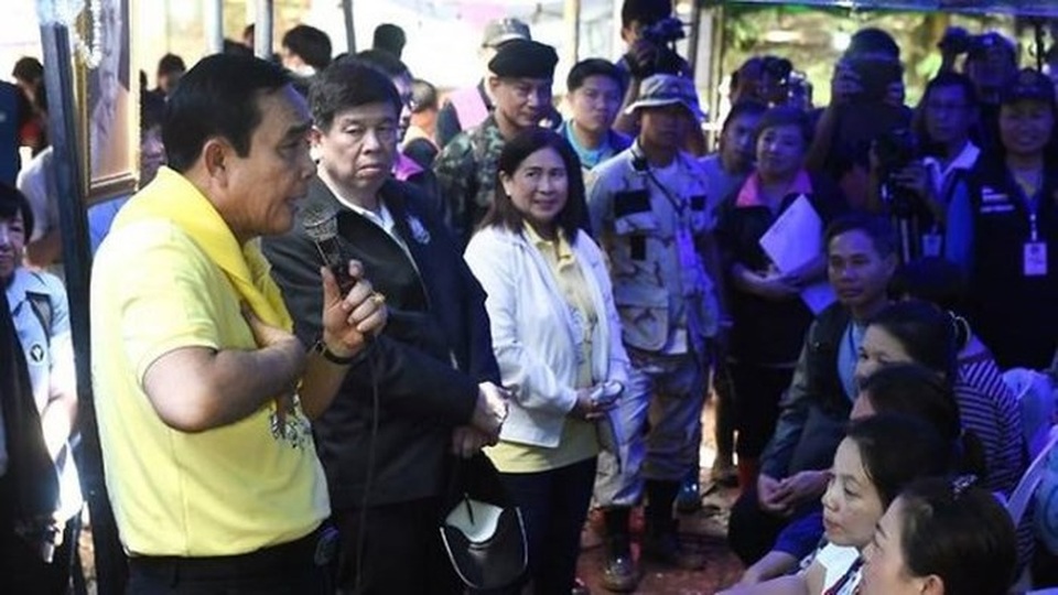 Cầu thủ nhí Thái Lan được uống thuốc an thần để thoát khỏi hang - 1
Thủ tướng Thái Lan Prayuth Chan-ocha hỏi thăm người thân các cầu thủ. (Ảnh: Getty)