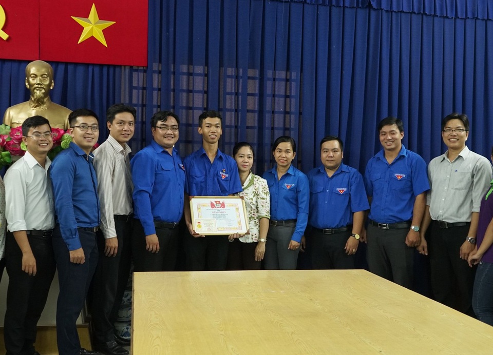 Sinh viên Thiều Quang Thanh Sang đón nhận Huy hiệu và Bằng khen Tuổi trẻ dũng cảm