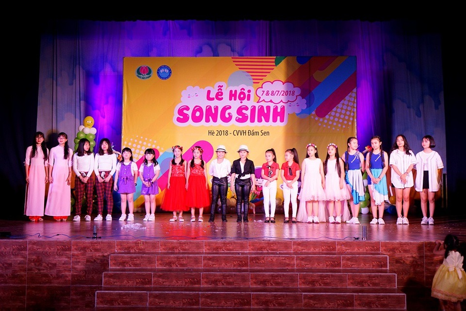 Ngày hội đáng nhớ của các cặp sinh đôi, sinh ba - 1 Các cặp song sinh nổi bật của ngày hội