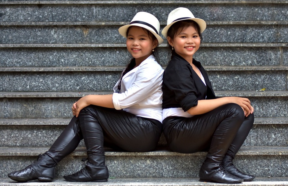 Ngày hội đáng nhớ của các cặp sinh đôi, sinh ba - 12 Những cặp song sinh là hai cá thể được phát triển từ trong một lần mang thai của người mẹ. Họ có thể hoàn toàn giống nhau về ngoại hình, có suy nghĩ hoặc tính cách tương đồng.