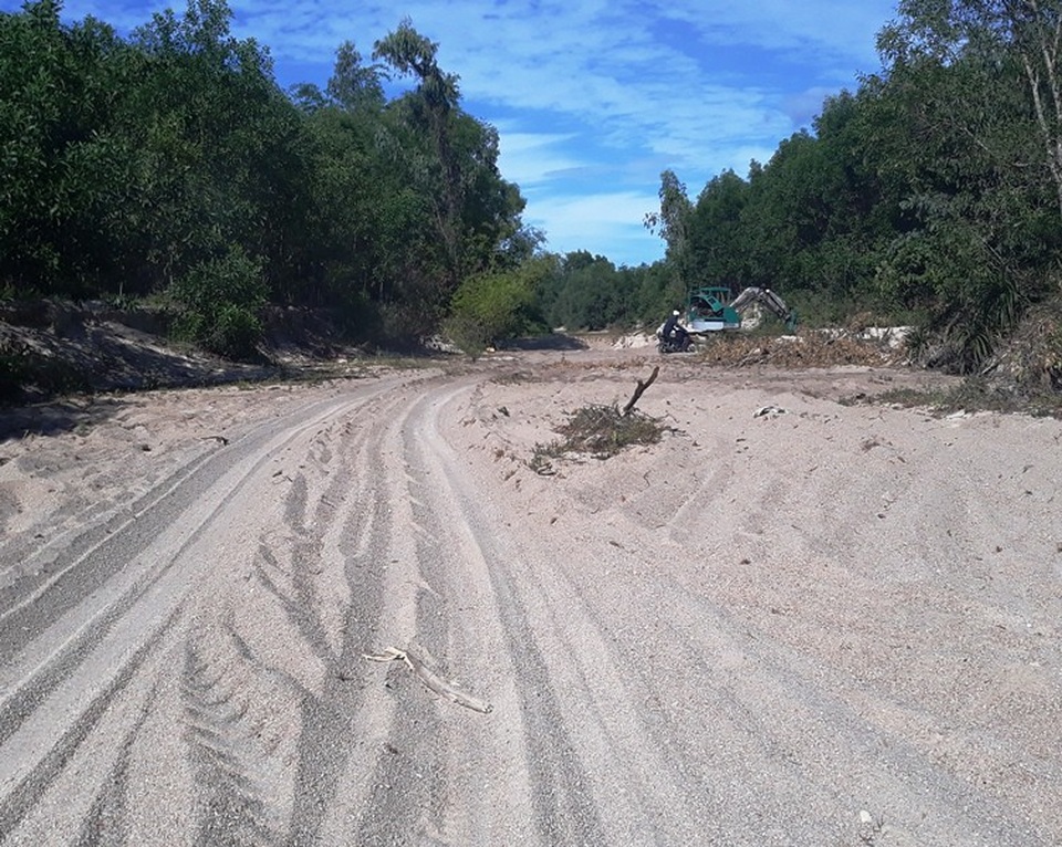 Bình Định: Bất lực nhìn “cát tặc” lộng hành? - 2 Đường khai thác cát giữa dòng suối.