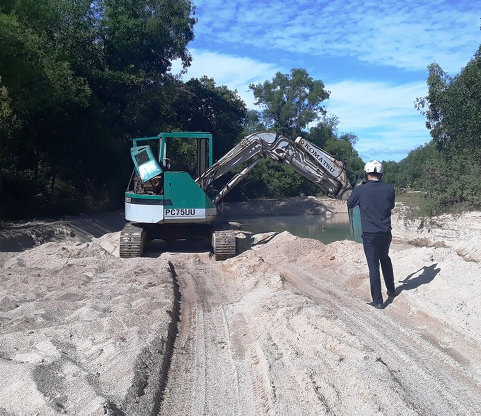 Bình Định: Bất lực nhìn “cát tặc” lộng hành? - 1 Hiện trường khai thác cát trái phép tại suối Bà Lễ (xã Cát Lâm, huyện Phù Cát, Bình Định).
