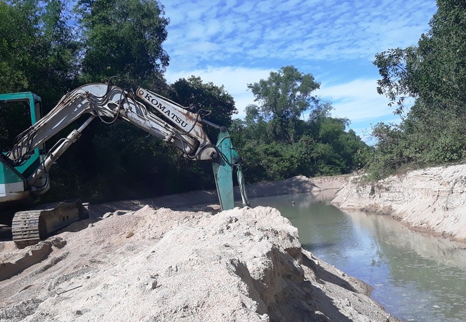 Bình Định: Bất lực nhìn “cát tặc” lộng hành? - 5 Máy múc cát ngay tại suối Bà Lễ nhưng chính quyền xã Cát Lâm nói khó xử lý.