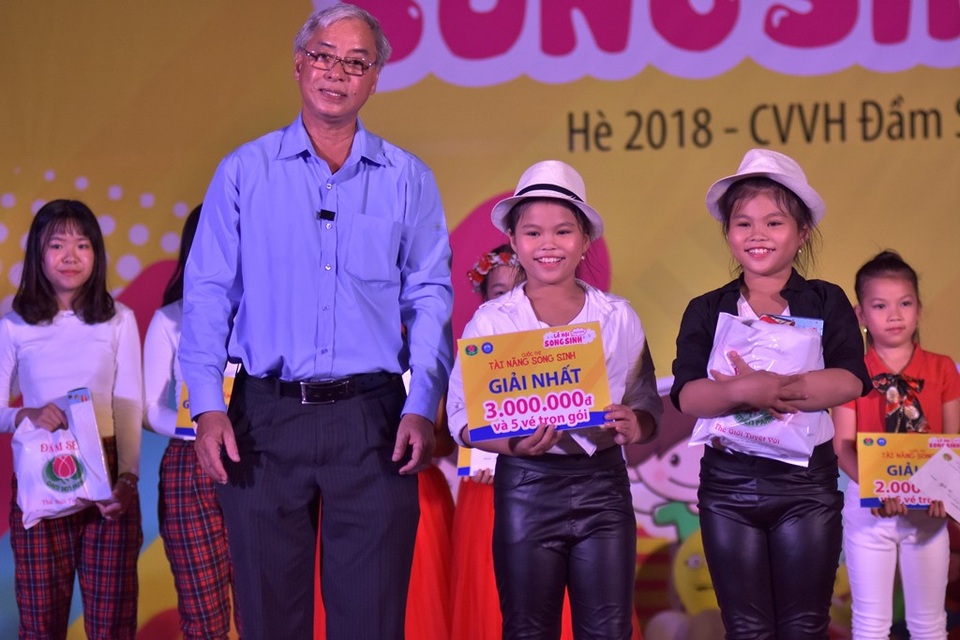 Ngày hội đáng nhớ của các cặp sinh đôi, sinh ba - 8 Ông Dư Hữu Danh, GĐ công viên Đầm Sen trao giải nhất cho hai chị em Huỳnh Xuân và Huỳnh Mai