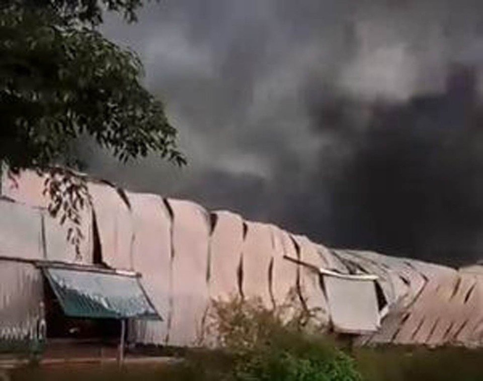 Hà Nội: Nhà xưởng bốc cháy dữ dội, nhiều người chạy thoát thân - 1 Hà Nội: Nhà xưởng bốc cháy dữ dội, nhiều người chạy thoát thân - 1