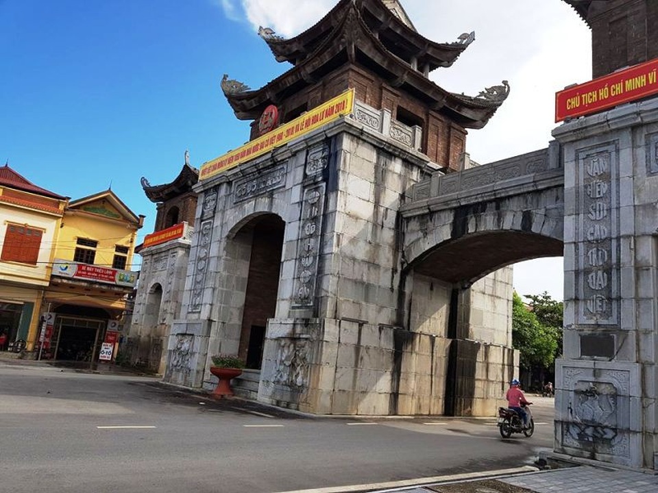 Cổng chào được xây dựng bằng bê tông cốt thép, bên ngoài ốp đá xanh. Bên trên, các lầu mái được xây và ốp gạch và khung gỗ lợp ngói. Mái của cổng chào cũng cong vút lên trời.