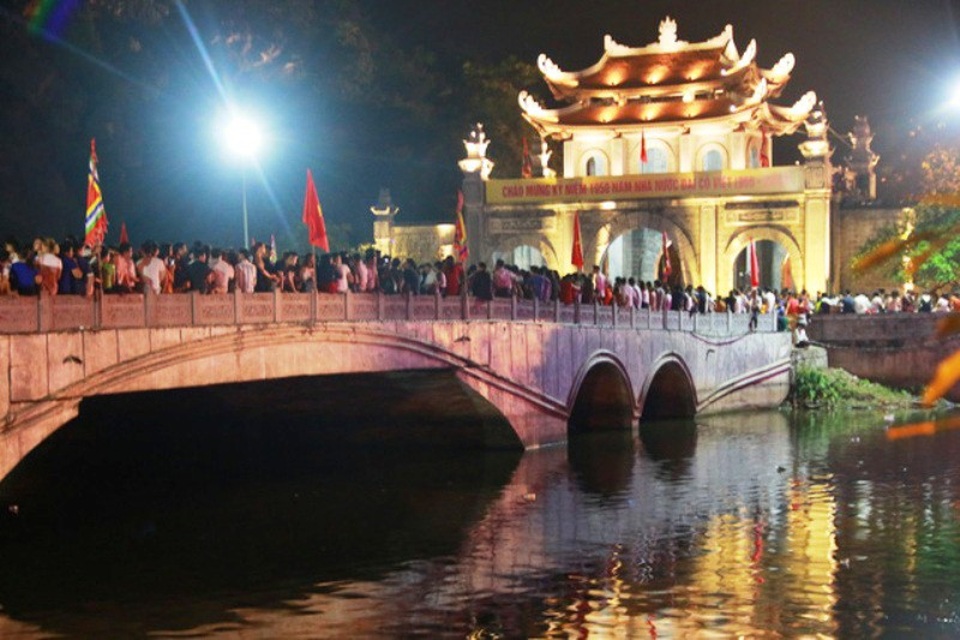 
Cổng vào di tích cố đô Hoa Lư rực sáng vào các dịp lễ trọng của vùng đất hơn 1000 năm lịch sử - nơi đây 1.050 năm trước vua Đinh Tiên Hoàng đã dựng lên triều đình phong kiến trung ương tập quyền đầu tiên tại Việt Nam. Nhà nước Đại Cồ Việt cũng hưng thịnh tại nơi này. Cố đô Hoa Lư mỗi năm đón hàng vạn lượt du khách đến tham quan nơi an nghỉ, thờ tự hai vị vua Đinh Tiên Hoàng và Lê Đại Hành.
