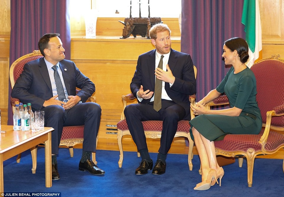 Công nương Meghan cuốn hút với phong cách thanh lịch khi công du nước ngoài - 3 Ông Leo Varadkar đã mời cặp đôi mới cưới tới tòa nhà chính phủ Ireland. (Ảnh: Julien Behal)