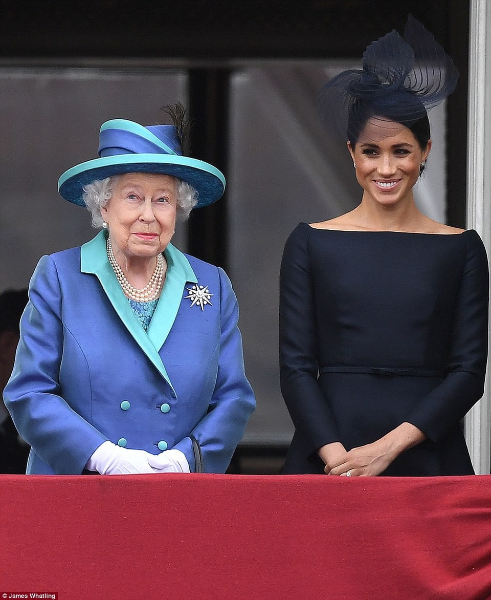 Công nương Meghan cuốn hút với phong cách thanh lịch khi công du nước ngoài - 17
Trước khi bay sang Ireland, công nương Meghan đã tham gia lễ kỉ niệm 100 năm của lực lượng không quân Hoàng gia Anh. Cô đã lựa chọn trang phục mang phong cách cổ điển, thanh lịch và sang trọng. Trong ảnh: Công nương Meghan đứng cạnh Nữ hoàng Anh Elizabeth II (Ảnh: James Whotlling)
