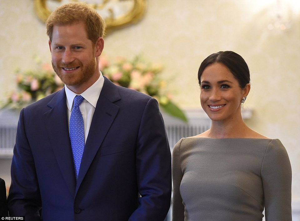 Công nương Meghan cuốn hút với phong cách thanh lịch khi công du nước ngoài - 9 Ngày 11/7, công nương Meghan chọn mặc chiếc váy màu xám nhạt, cùng chồng tới gặp Tổng thống Ireland Michael Higgins và phu nhân. (Ảnh: Reuters)