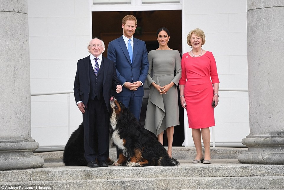Công nương Meghan cuốn hút với phong cách thanh lịch khi công du nước ngoài - 10 Cặp đôi mới cưới chụp ảnh cùng vợ chồng Tổng thống Michael Higgins. (Ảnh: I-Images)