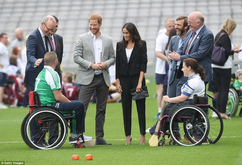 Công nương Meghan cuốn hút với phong cách thanh lịch khi công du nước ngoài - 13 Cặp đôi trò chuyện với những người tham gia một dự án cộng đồng ở sân vận động Croke Park, sân vận động lớn thứ 3 châu Âu. (Ảnh: Getty)