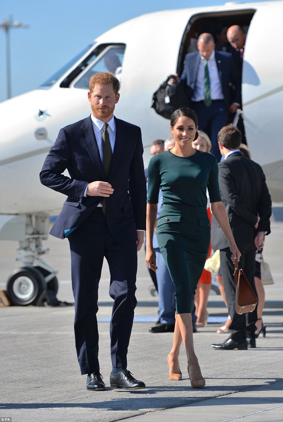 Công nương Meghan cuốn hút với phong cách thanh lịch khi công du nước ngoài - 1
Sau khi tham gia lễ kỷ niệm thành lập không quân Hoàng gia Anh, Hoàng tử Harry và Công nương Meghan ngày 10/7 đã lên phi cơ riêng, bay tới Dublin, Ireland thực hiện chuyến công du nước ngoài đầu tiên của cặp đôi hoàng gia sau đám cưới hồi giữa tháng 5. Hoàng tử và Công nương đã được đích thân Thủ tướng Ireland Leo Varadkar chào đón. (Ảnh: PA)