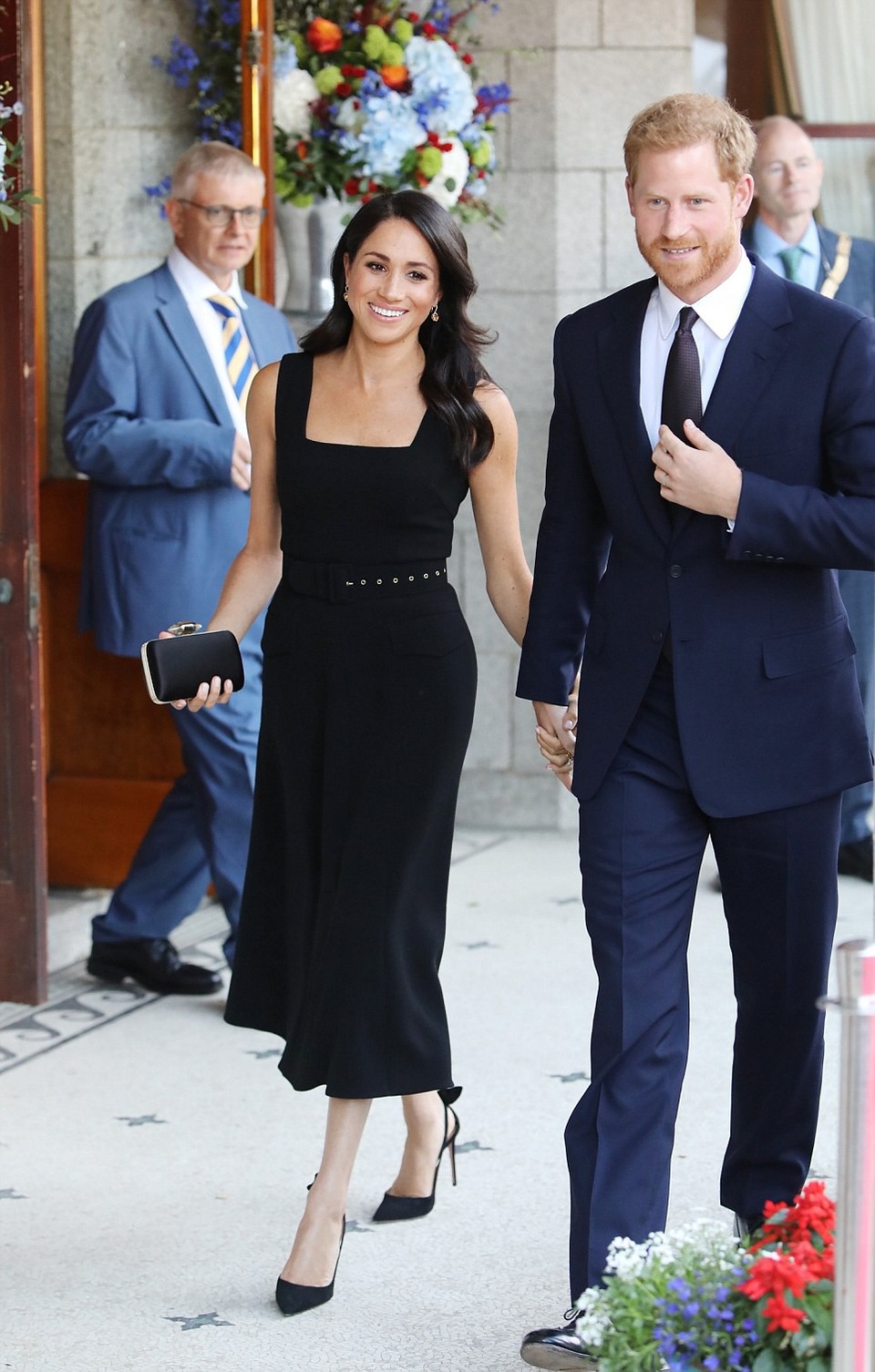 Công nương Meghan cuốn hút với phong cách thanh lịch khi công du nước ngoài - 5
Sau đó, vợ chồng Hoàng tử Harry tiếp tục di chuyển tới nhà của Đại sứ Anh ở Ireland và tham gia vào bữa tiệc mùa hè tại đây. Công nương Meghan mặc một chiếc váy đen sang trọng, để tóc xoăn nhẹ làm bật lên nét đẹp hiện đại nhưng vẫn rất duyên dáng. (Ảnh: Dailymail)