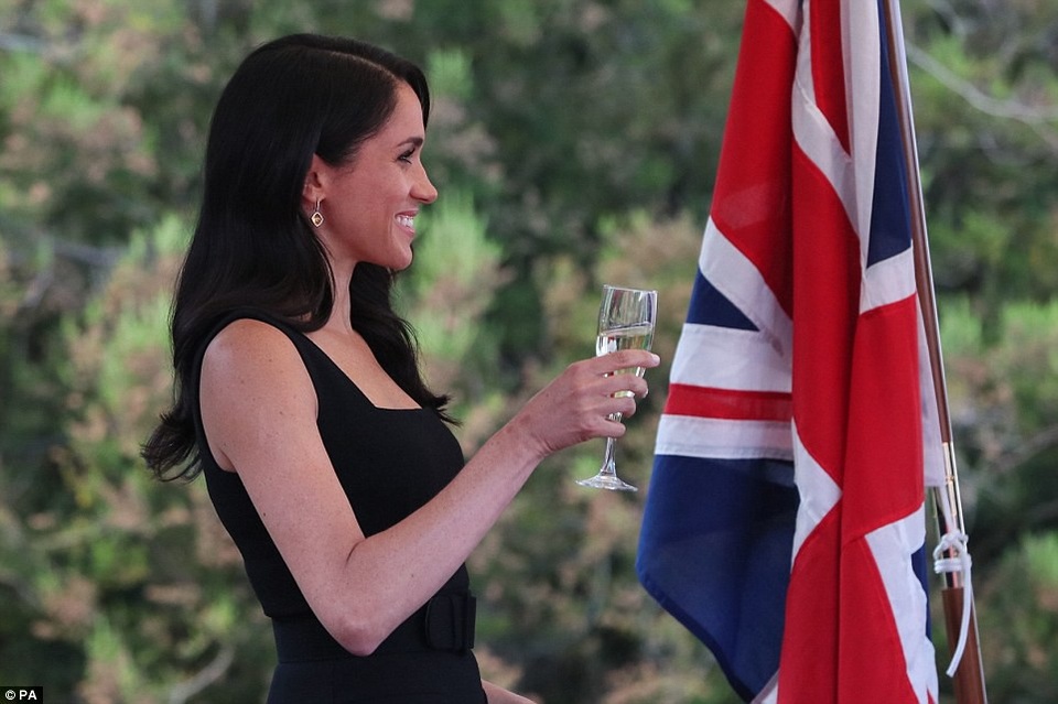 Công nương Meghan cuốn hút với phong cách thanh lịch khi công du nước ngoài - 7
Cựu nữ diễn viên Mỹ gây ấn tượng với vẻ đẹp và sự duyên dáng. (Ảnh: PA)