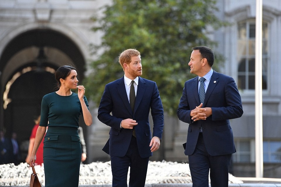 Công nương Meghan cuốn hút với phong cách thanh lịch khi công du nước ngoài - 2
Để chuẩn bị cho chuyến đi nước ngoài đầu tiên, Công nương Meghan đã có những sự lựa chọn trang phục tinh tế, phù hợp với từng sự kiện khác nhau. Vợ chồng cô Meghan đã mang theo đoàn tùy tùng gồm 11 người hộ tống, đảm nhận các nhiệm vụ từ chăm lo trang phục, làm tóc, thư ký, cố vấn, nhân viên truyền thông. Khi tới Dublin, cô lựa chọn một bộ trang phục với tông màu xanh lá cây đậm và kiểu tóc búi lệch sang một bên. Trong ảnh: Vợ chồng Hoàng tử Harry trao đổi với Thủ tướng Ireland Leo Varadkar (Ảnh: PA)