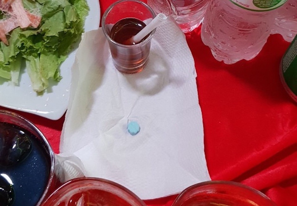 Cảnh sát “đột kích” quán bar, dân chơi ném ma túy phi tang - 5 Cảnh sát “đột kích” quán bar, dân chơi ném ma túy phi tang - 5