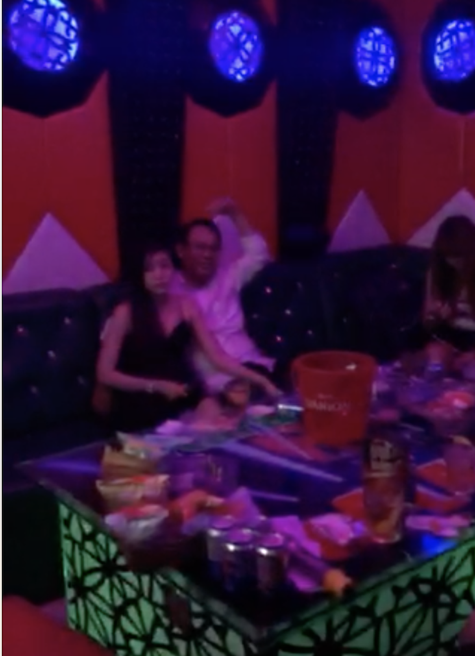 Cảnh sát “đột kích” quán bar, dân chơi ném ma túy phi tang - 7 Dịch vụ nhạy cảm bên trong quán Karaoke Galaxy