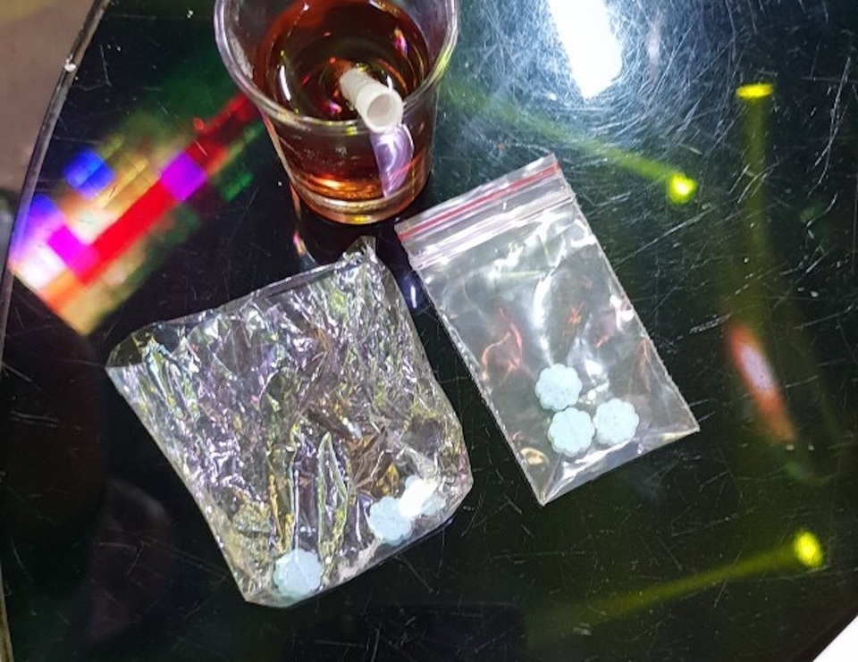 Cảnh sát “đột kích” quán bar, dân chơi ném ma túy phi tang - 6 Những viên nén nghi ma tuý được tìm thấy trên caác bàn trong quán bar