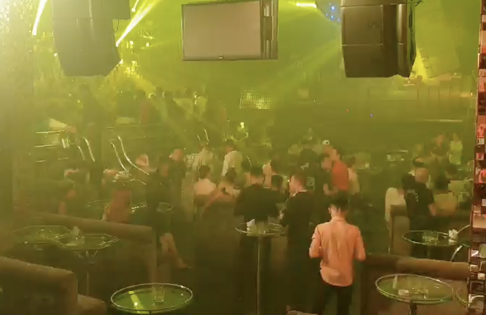 Cảnh sát “đột kích” quán bar, dân chơi ném ma túy phi tang - 2 Cảnh sát “đột kích” quán bar, dân chơi ném ma túy phi tang - 2