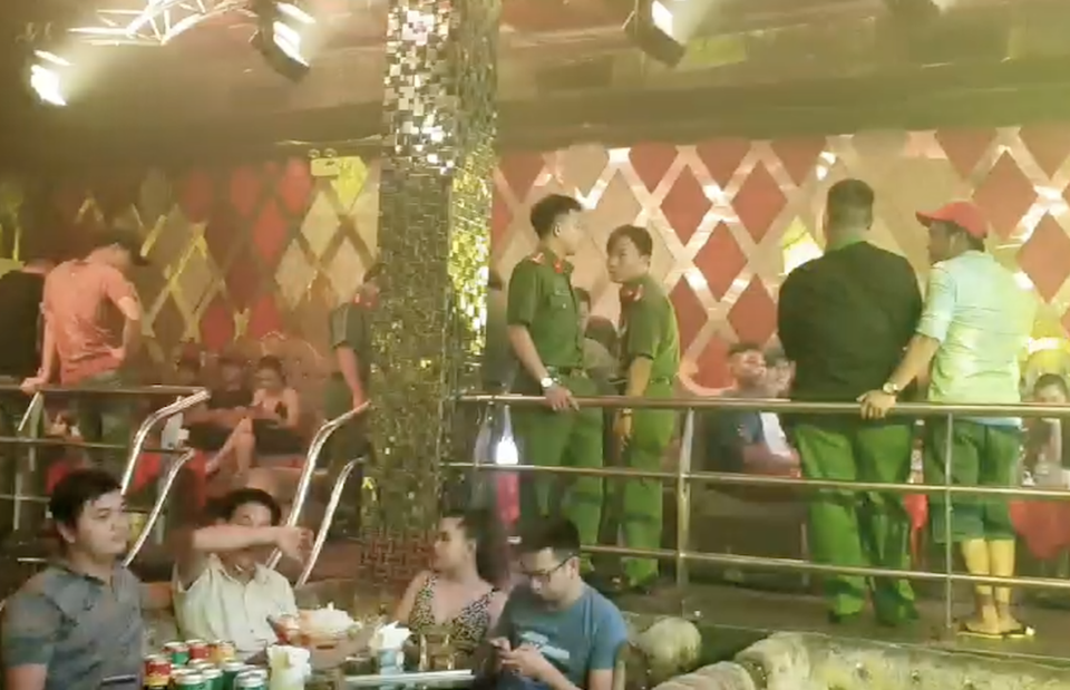 Cảnh sát “đột kích” quán bar, dân chơi ném ma túy phi tang - 3 Bên trong quán bar lúc công an vào kiểm tra