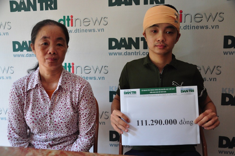 Hai mẹ con Hùng nhận số tiền bạn đọc giúp đỡ tuần 3/6.