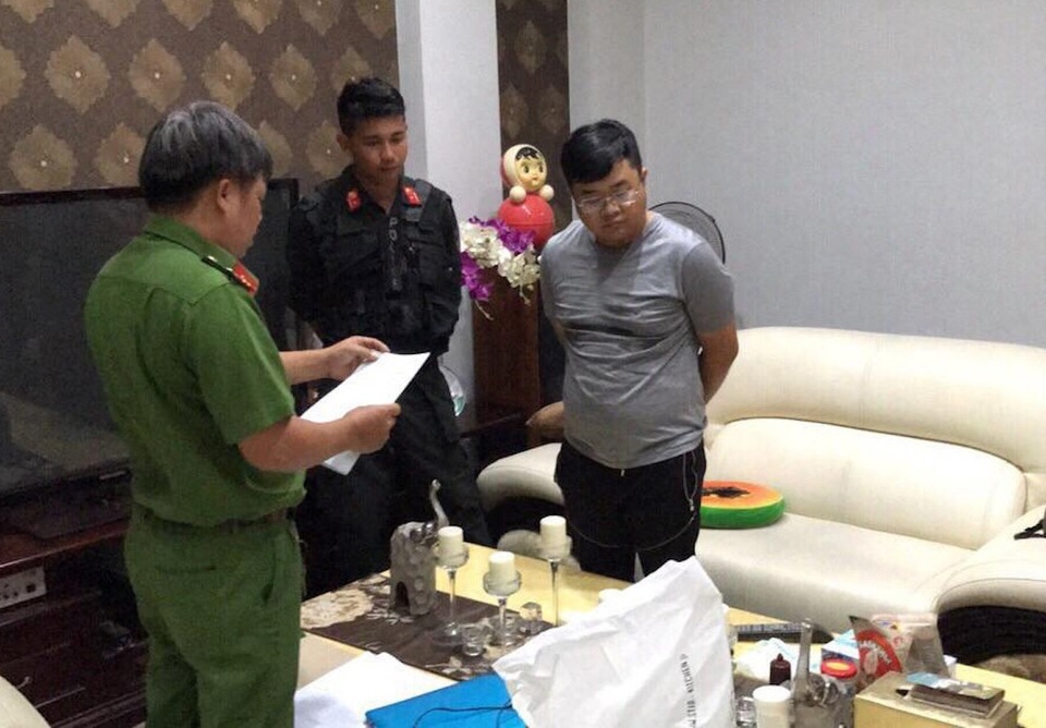“Trùm” đường dây đánh bạc hàng trăm tỷ đi siêu xe, ở biệt thự - 1 “Trùm” đường dây đánh bạc hàng trăm tỷ đi siêu xe, ở biệt thự - 1