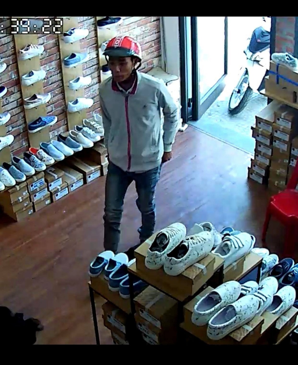 Cảnh giác với thủ đoạn giả vào shop mua đồ để lừa lấy tiền thối - 1 Một đối tượng vào cửa hàng giày trên đường Đống Đa lừa lấy tiền thối trong khi chưa đưa tiền mua hàng cho nhân viên