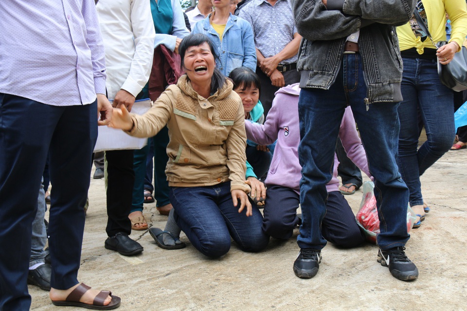 Vụ nổ súng 3 người chết ở Đắk Nông: Bị cáo Đặng Văn Hiến y án tử hình - 2
Người thân bị cáo quỳ lạy sau khi HĐXX tuyên án