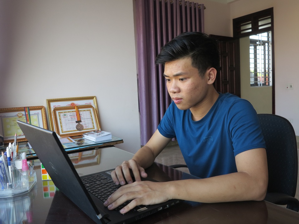 Thủ khoa khối B đạt 29,55 điểm: Chỉ tập trung bám sát sách giáo khoa để ôn thi - 1
Lê Bá Hoàng là thí sinh duy nhất đạt điểm 10 môn Hóa kỳ thi THPT quốc gia 2018 của tỉnh Phú Thọ