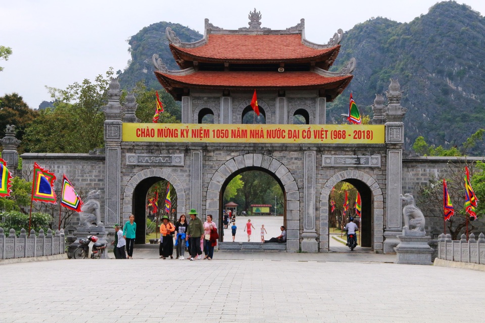 
Cổng vào khu di tích cố đô Hoa Lư cũng được xây dựng theo kiến trúc tam quan và có kích thước lớn không kém Phương Đình và cổng vào di sản Tràng An. Khác với hai công trình trên, cổng di tích cố đô cũng có 3 cửa nhưng phía trên chỉ có một đài lợp ngói. Trên mái cũng xây dựng theo kiểu mái cong của mái đình, đền, chùa đặc trưng của kiến trúc phương Đông và Việt Nam.
