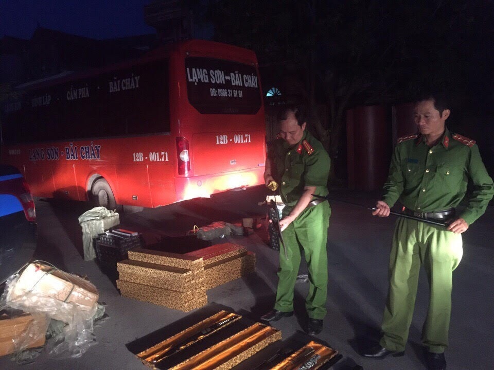 Bắt giữ 2 xe ô tô vận chuyển gần 300 thanh kiếm, dùi cui điện và hơn 2 tạ pháo - 1 Ô tô khách vận chuyển gần 300 thanh kiếm, dùi cui điện bị lực lượng chức năng bắt giữ