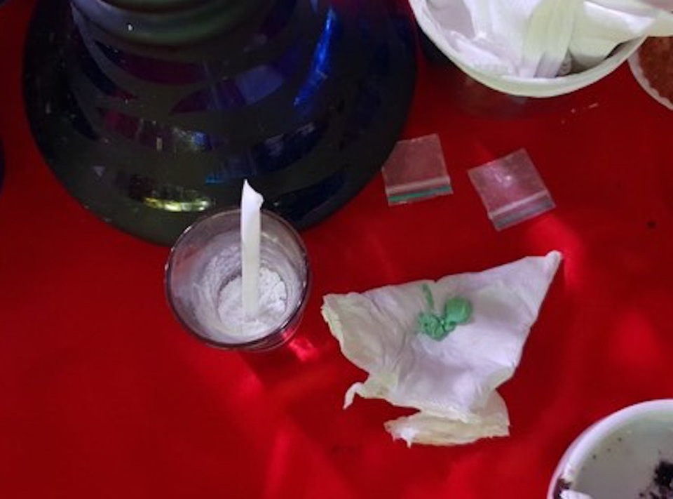 Cảnh sát “đột kích” quán bar, dân chơi ném ma túy phi tang - 4 Cảnh sát “đột kích” quán bar, dân chơi ném ma túy phi tang - 4
