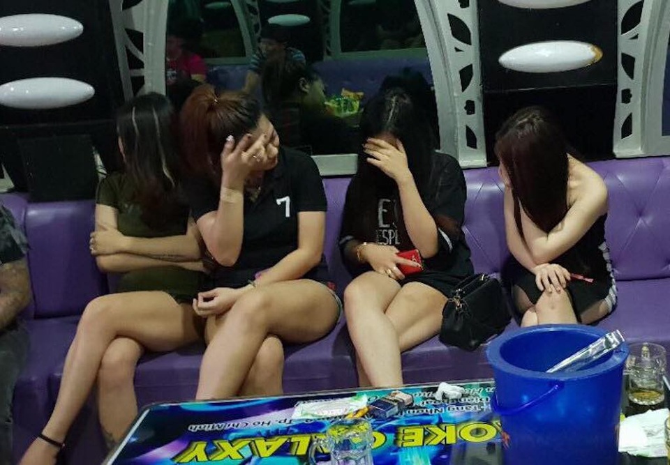 Cảnh sát “đột kích” quán bar, dân chơi ném ma túy phi tang - 8 Các tiếp viên quán Karaoke Galaxy