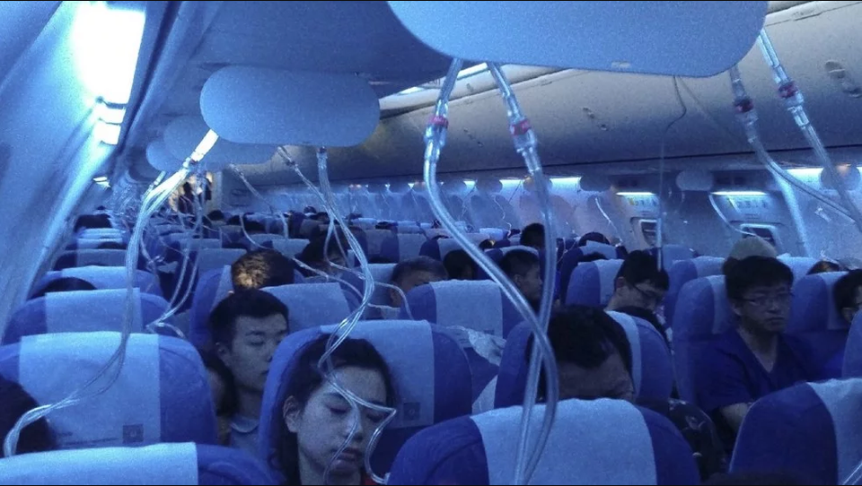 Trung Quốc kết luận vụ phi công hút thuốc làm máy bay giảm độ cao 7.600 m - 1 Mặt nạ dưỡng khí đồng loạt rơi xuống khi máy bay giảm độ cao đột ngột. (Ảnh: SCMP)