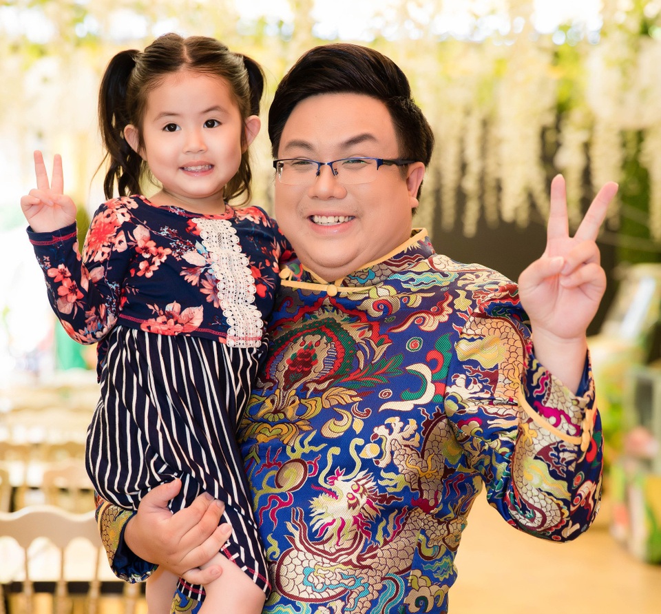 Nghệ sĩ Bảo Quốc bất ngờ “lỗi hẹn” với khán giả vì sức khỏe - 3 Gia Bảo và con gái cùng xuất hiện trong chương trình