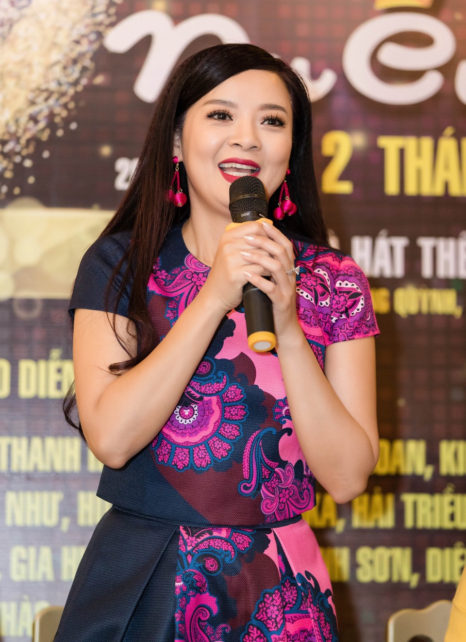 Nghệ sĩ Bảo Quốc bất ngờ “lỗi hẹn” với khán giả vì sức khỏe - 2 Nghệ sĩ Hồng Loan - con gái nghệ sĩ Bảo Quốc cũng về nước trong dịp này để tham gia chương trình của cháu trai, chị chia sẻ thêm về sức khỏe của nam danh hài: “Ba tôi cũng trải qua 2 lần phẫu thuật, phải cắt bỏ ½ lá gan, may mắn là vẫn khỏe mạnh trở lại dù phải tập và ăn uống kiêng cử. Nhưng sức khỏe cũng không còn như xưa, ba không được xúc động nhiều. Mặc dù ba tôi rất muốn tham gia chương trình của cháu Gia Bảo nhưng khi về Việt Nam thời tiết thay đổi, bác sĩ và gia đình cũng vì lo lắng cho sức khỏe nên đành khuyên ba dành thời gian nghỉ ngơi nhiều hơn”.